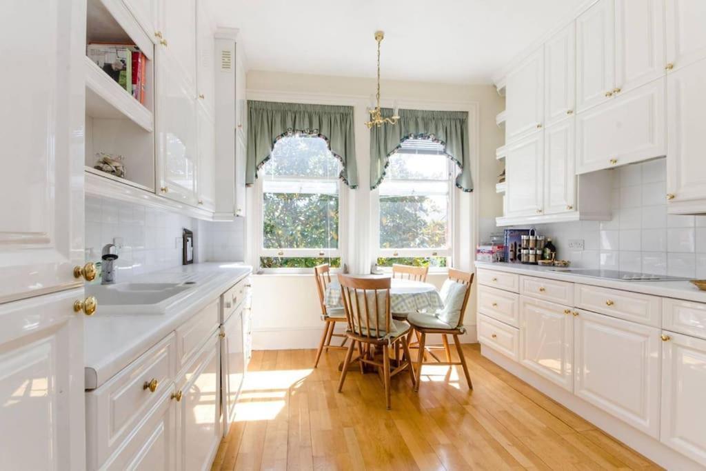 Large 3 Bed Flat In Central Wimbledon ロンドン エクステリア 写真