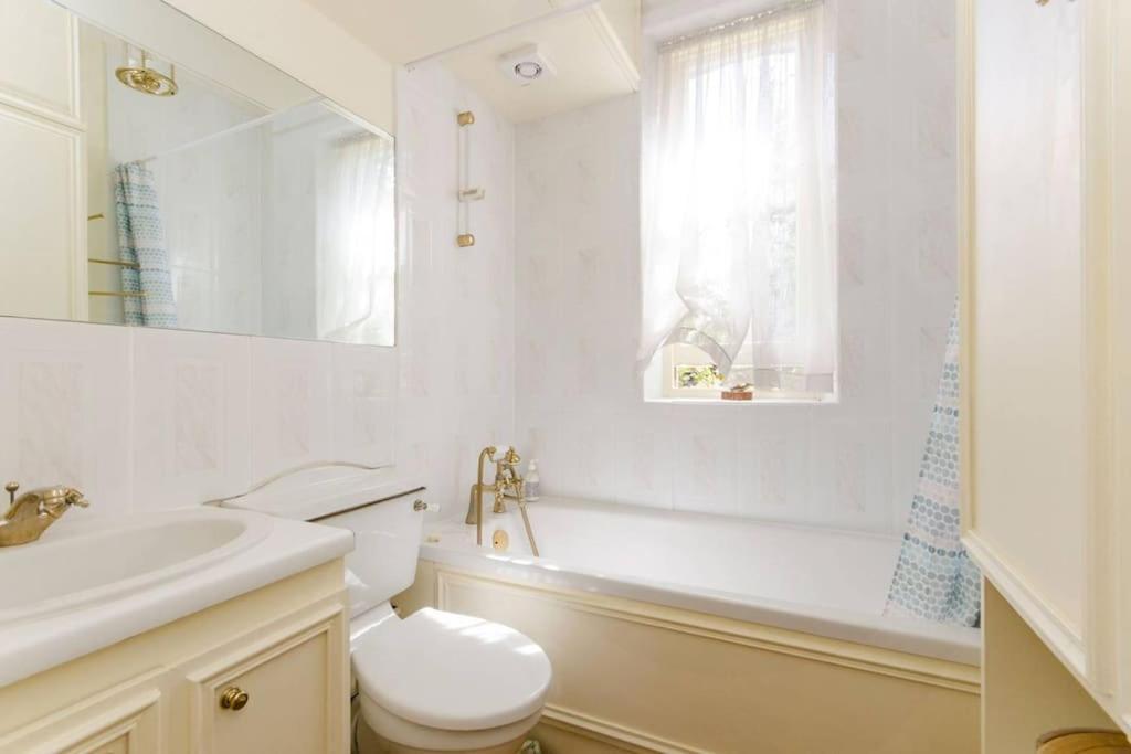 Large 3 Bed Flat In Central Wimbledon ロンドン エクステリア 写真
