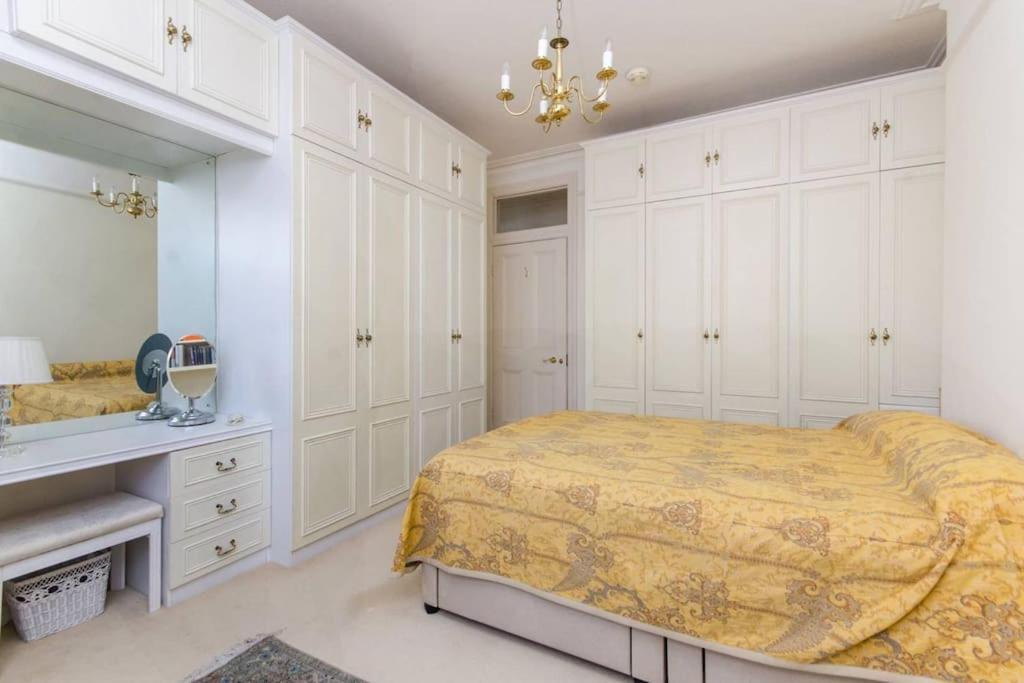 Large 3 Bed Flat In Central Wimbledon ロンドン エクステリア 写真